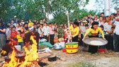 Các đội thi kéo lửa nấu cơm