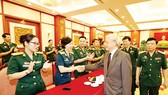 Tổng Bí thư Nguyễn Phú Trọng, Bí thư Quân ủy Trung ương với các đại biểu Công đoàn Quân đội. Ảnh: TTXVN