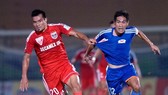 Bình Dương (áo đỏ) trong lần đối đầu với Than Quảng Ninh. Ảnh: NGUYỄN NHÂN