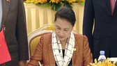 Chủ tịch Quốc hội Nguyễn Thị Kim Ngân ký thông cáo chung của Hội nghị APPF – 27. Ảnh: TTXVN