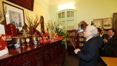 Tổng Bí thư, Chủ tịch nước Nguyễn Phú Trọng thắp hương tưởng niệm nguyên Tổng Bí thư Lê Duẩn. Ảnh: TTXVN