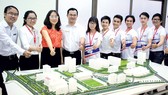 TS Dương Thị Thùy Vân (thứ 3 từ trái sang) hướng dẫn sinh viên làm sa bàn Trường ĐH Tôn Đức Thắng