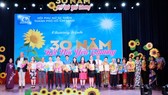 Các tổ chức, cá nhân có nhiều đóng góp tích cực cho Hội PNTT TP nhận hoa tri ân của lãnh TPHCM. Ảnh: hcmcpv