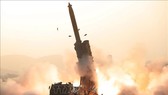 Hệ thống phóng rocket đa nòng cỡ siêu lớn được phóng thử tại vùng phía Tây của Triều Tiên hướng về Biển Nhật Bản, ngày 31-10-2019. Ảnh: YONHAP/TTXVN