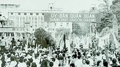 Nhân dân Sài Gòn - Gia Định chào đón Ủy ban Quân quản thành phố sau ngày giải phóng.