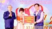Đồng chí Trần Quốc Vượng tặng quà tết Công ty JNTC VINA. Ảnh: TTXVN
