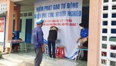 Người dân nhận gạo từ "ATM gạo" tại phường Tân Thới Nhất