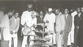 Chủ tịch Hồ Chí Minh trồng cây ở bang Bangalore trong chuyến thăm Ấn Độ, ngày 11-2-1958. Ảnh: Tư liệu