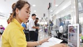 Người dân đánh giá sự hài lòng về thủ tục hành chính tại UBND quận 12. Ảnh: VIỆT DŨNG
