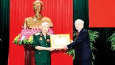 Tổng Bí thư, Chủ tịch nước Nguyễn Phú Trọng, Bí thư Quân ủy Trung ương, trao Huy hiệu 70 năm tuổi Đảng tặng đồng chí Lê Khả Phiêu ngày 25-8-2019. Ảnh: TTXVN
