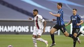 Neymar (trái) vượt qua các hậu vệ của Atalanta nhưng không thể ghi bàn mở tỷ số ở ngay phút thứ 3. Ảnh: AP