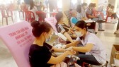 Gần 200 tăng ni, Phật tử chùa Vĩnh Nghiêm và người dân các phường trên địa bàn quận 3 tham gia hiến máu