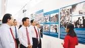 Trưởng ban Tuyên giáo Trung ương Võ Văn Thưởng và Chủ tịch Ủy ban Trung ương MTTQ Việt Nam Trần Thanh Mẫn cùng các đại biểu tham quan triển lãm
