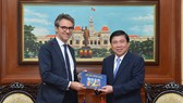 Đồng chí Nguyễn Thành Phong tại buổi tiếp ông Giorgio Aliberti. Ảnh: VIỆT DŨNG