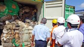 Sri Lanka trả lại Anh 21 container chất thải