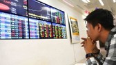 Chứng khoán biến động mạnh, vàng tăng gần 600.000 đồng/lượng