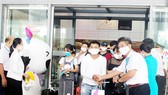 Đại diện Sở Du lịch TP Đà Nẵng tặng quà đoàn khách đầu tiên trở lại thành phố