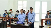 Bị cáo Đinh Văn Giáp (trái) và bị cáo Đinh Văn Trường tại phiên xét xử. Ảnh: TTXVN