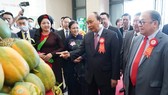 Thủ tướng Nguyễn Xuân Phúc tham quan khu triển lãm tại Đại hội Hội Nông dân Việt Nam. Ảnh: QUANG PHÚC