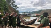 Di chuyển nạn nhân tử vong đầu tiên trong số 17 người mất tích tại khu vực thủy điện Rào Trăng 3