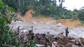 Lực lượng chức năng tìm kiếm người bị vùi lấp trong vụ sạt lở tại xã Trà Leng
