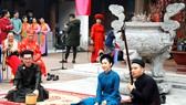 Biểu diễn ca trù trong một buổi sinh hoạt của nhóm Đình Làng Việt