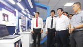 Chủ tịch UBND TPHCM Nguyễn Thành Phong thăm Không gian sáng tạo và trải nghiệm chuyển đổi số TPHCM. Ảnh: HOÀNG HÙNG