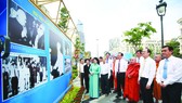 Lãnh đạo TPHCM cùng đại biểu tham quan triển lãm. Ảnh: DŨNG PHƯƠNG