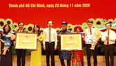 Đại diện Bộ VH-TT-DL trao bằng xếp hạng Di tích Kiến trúc nghệ thuật cấp quốc gia cho trụ sở UBND TPHCM và đình thần Linh Đông, quận Thủ Đức