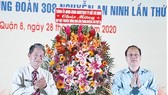 Phó Bí thư Thành ủy, Trưởng Ban Tổ chức Thành ủy TPHCM Nguyễn Hồ Hải tặng hoa chúc mừng họp mặt truyền thống Chợ Lớn - Trung Huyện lần thứ 35. Ảnh: LONG HỒ