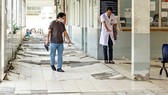 Bác sĩ CKII Huỳnh Thanh Hiển (phải) phản ánh tình trạng xuống cấp tại cơ sở nội trú Lê Minh Xuân (huyện Bình Chánh). Ảnh: HOÀNG HÙNG