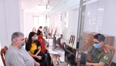 Kiều bào làm thủ tục thị thực tại Phòng Quản lý xuất nhập cảnh (PA08), Công an TPHCM. Ảnh: VIỆT DŨNG