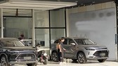 Chọn mua ô tô Trung Quốc tại cửa hàng ở xã Bình Hưng, huyện Bình Chánh, TPHCM. Ảnh: CAO THĂNG