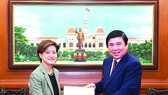 Chủ tịch UBND TPHCM Nguyễn Thành Phong tặng quà lưu niệm Đại sứ Singapore Catherine Wong. VIỆT DŨNG