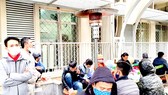 Cây sưởi bằng gas được đặt trong khuôn viên Bệnh viện Bạch Mai giúp người nhà bệnh nhân bớt lạnh giá