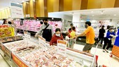 Mua thịt heo tại AEON Tân Phú, TPHCM. Ảnh: CAO THĂNG