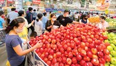 Người dân mua sắm tại Emart, Gò Vấp, TPHCM. Ảnh: CAO THĂNG