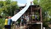 Cưa xẻ gỗ giúp dân dựng nhà