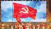 NSND Tạ Minh Tâm và tốp múa biểu diễn ca khúc Lá cờ Đảng. Ảnh: DŨNG PHƯƠNG