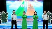 Nhóm Bản sắc Việt biểu diễn trên sân khấu với trang phục truyền thống
