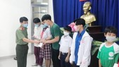 Tặng học bổng cho con em gia đình chính sách tại TPHCM