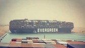 Tàu hàng MV Ever Given khổng lồ nằm chắn ngang khiến kênh đào Suez bị tê liệt