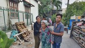 Bà Võ Thị Biếc, mẹ nạn nhân Loan, đau đớn tại hiện trường sau vụ cháy