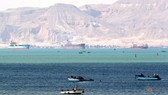 422 con tàu sẵn sàng chờ đợi và không muốn thay đổi lộ trình. Ảnh: Reuters