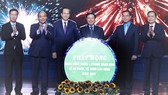Chủ tịch nước Nguyễn Xuân Phúc và các đại biểu chứng kiến Lễ phát động Tháng công nhân và Tháng hành động về an toàn, vệ sinh lao động năm 2021. Ảnh: TTXVN