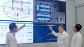 Chủ tịch HĐTV EVNHCMC Phạm Quốc Bảo (thứ 2 từ phải qua) làm việc tại Trung tâm dữ liệu Điện lực TPHCM