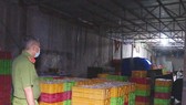 Lực lượng công an kiểm tra kho hàng của Công ty Hoàng Vương. Ảnh: Báo Bà Rịa - Vũng Tàu