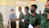 Đồng chí Kiều Ngọc Vũ tặng quà các tân binh