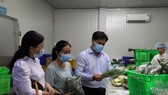 Ông Triệu Đỗ Hồng Phước, Chủ tịch UBND huyện Nhà Bè giám sát một cơ sở sản xuất nông nghiệp