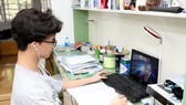 Học sinh học trực tuyến tại nhà khi phải nghỉ học do Covid-19. Ảnh: QUANG PHÚC